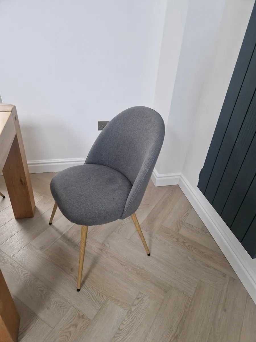 Table and chairs - Image 2