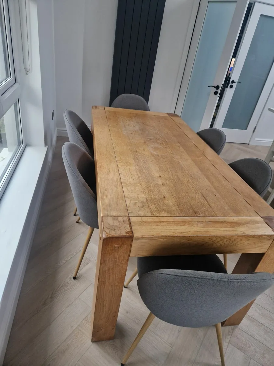 Table and chairs - Image 3