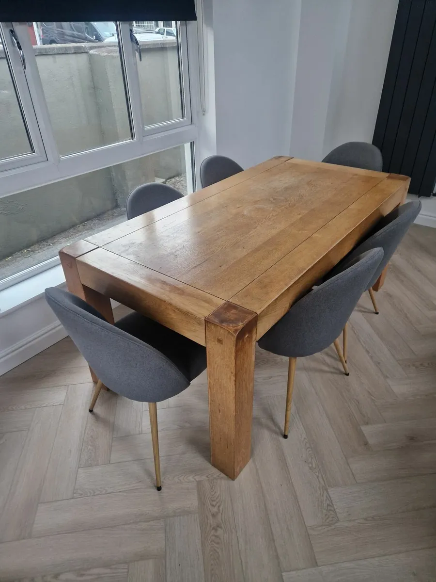 Table and chairs - Image 4