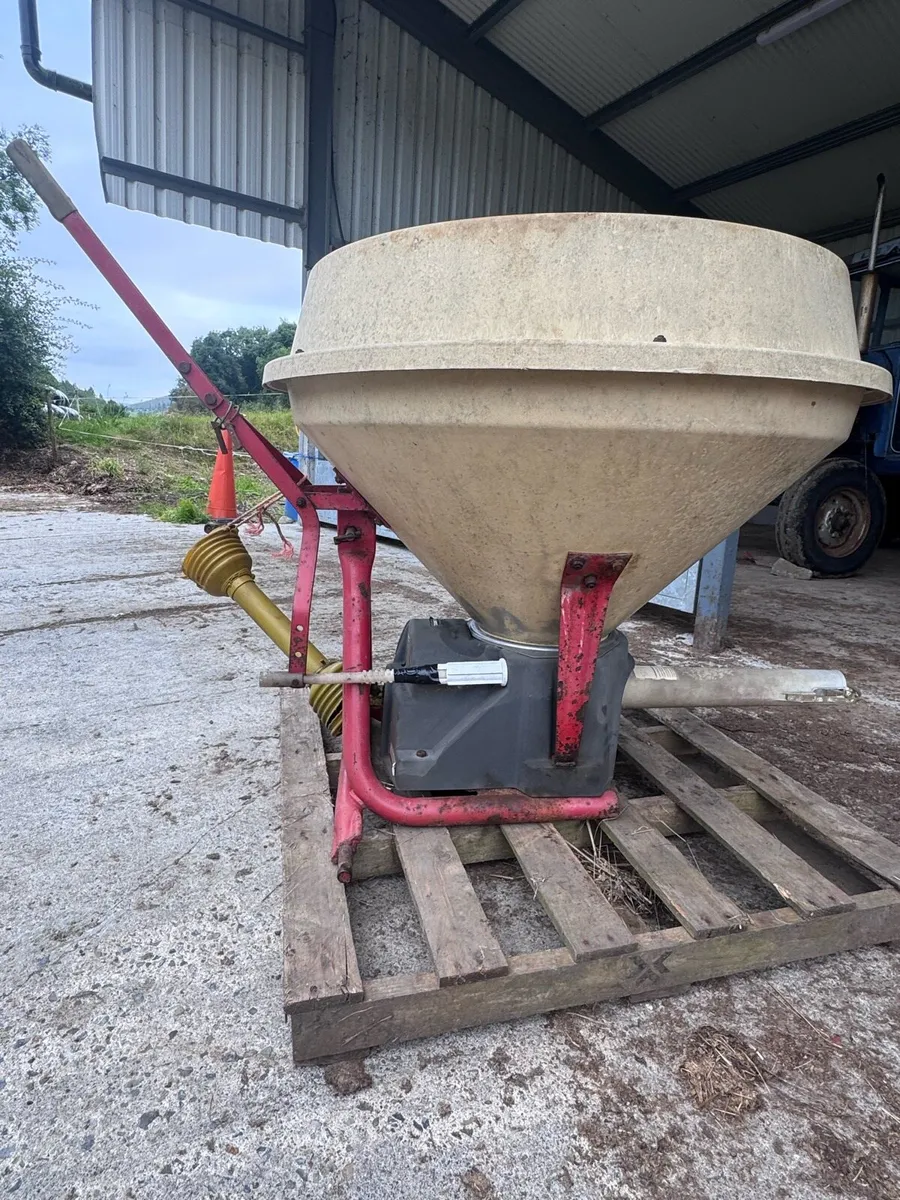 Vicon wagtail fertiliser spreader - Image 1