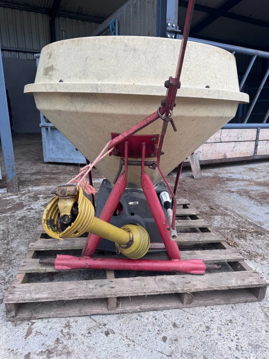 Vicon wagtail fertiliser spreader - Image 2