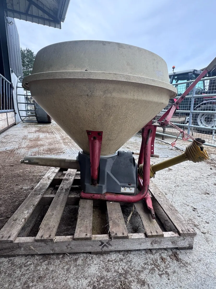 Vicon wagtail fertiliser spreader - Image 3