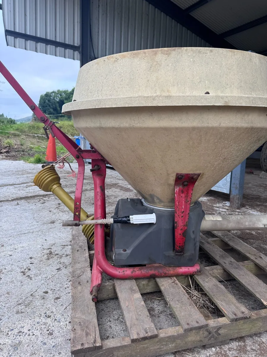 Vicon wagtail fertiliser spreader - Image 4
