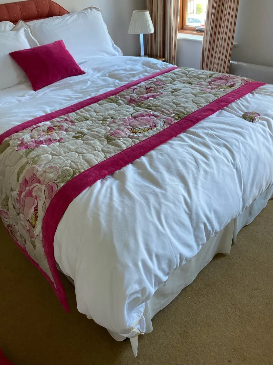 Bed cover and cushion - Image 1
