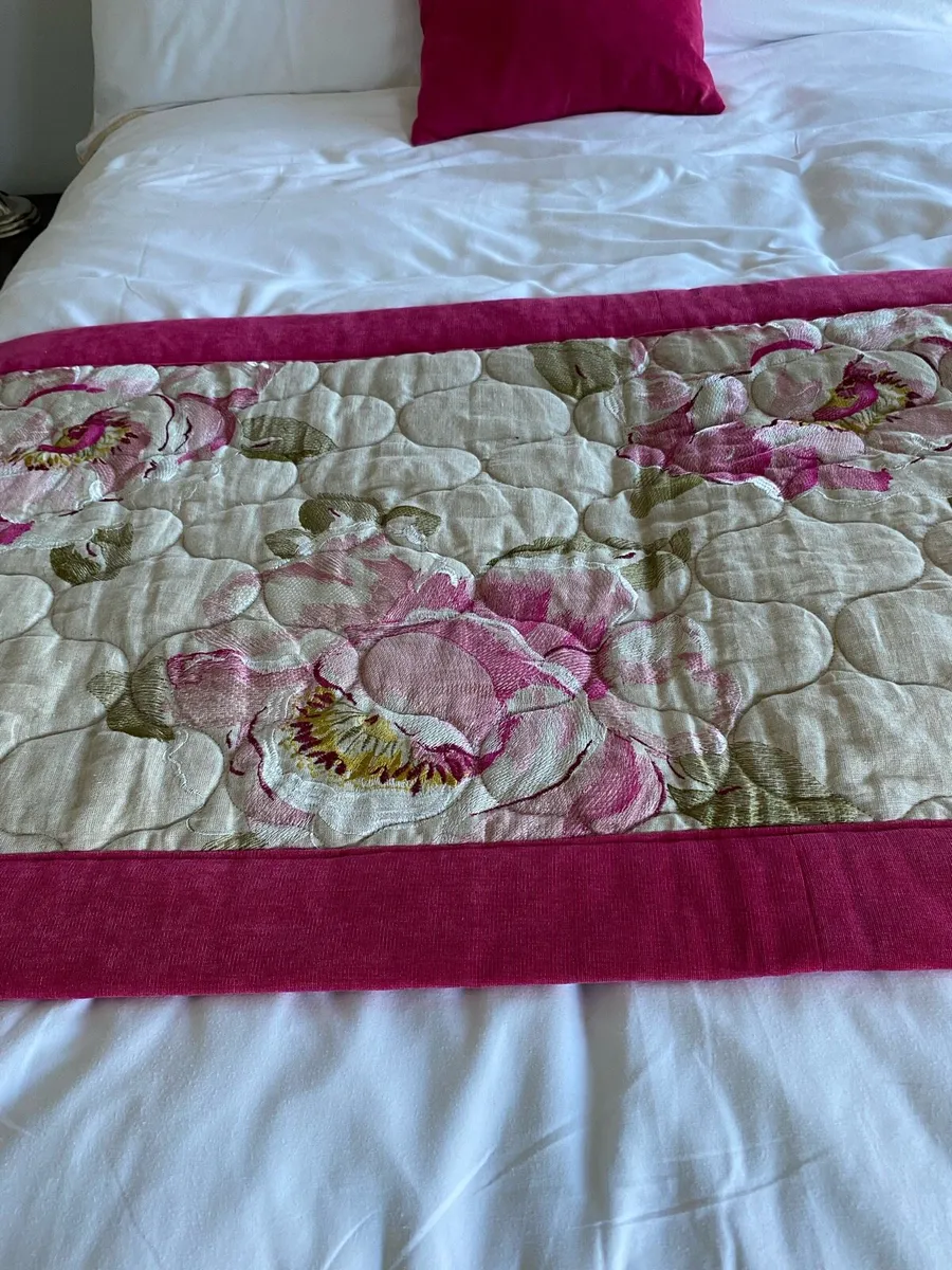 Bed cover and cushion - Image 2