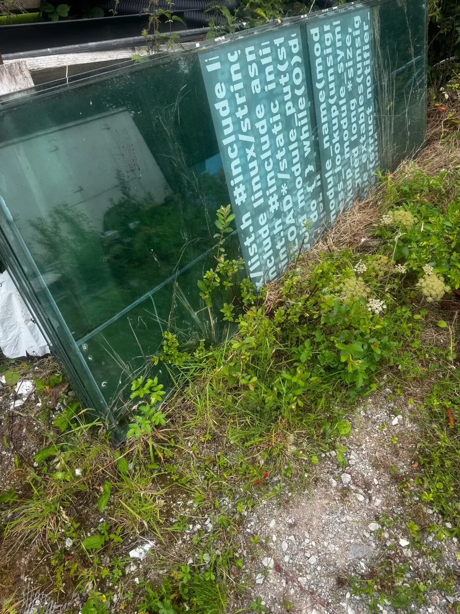 Outdoor glass and bollards - Image 2