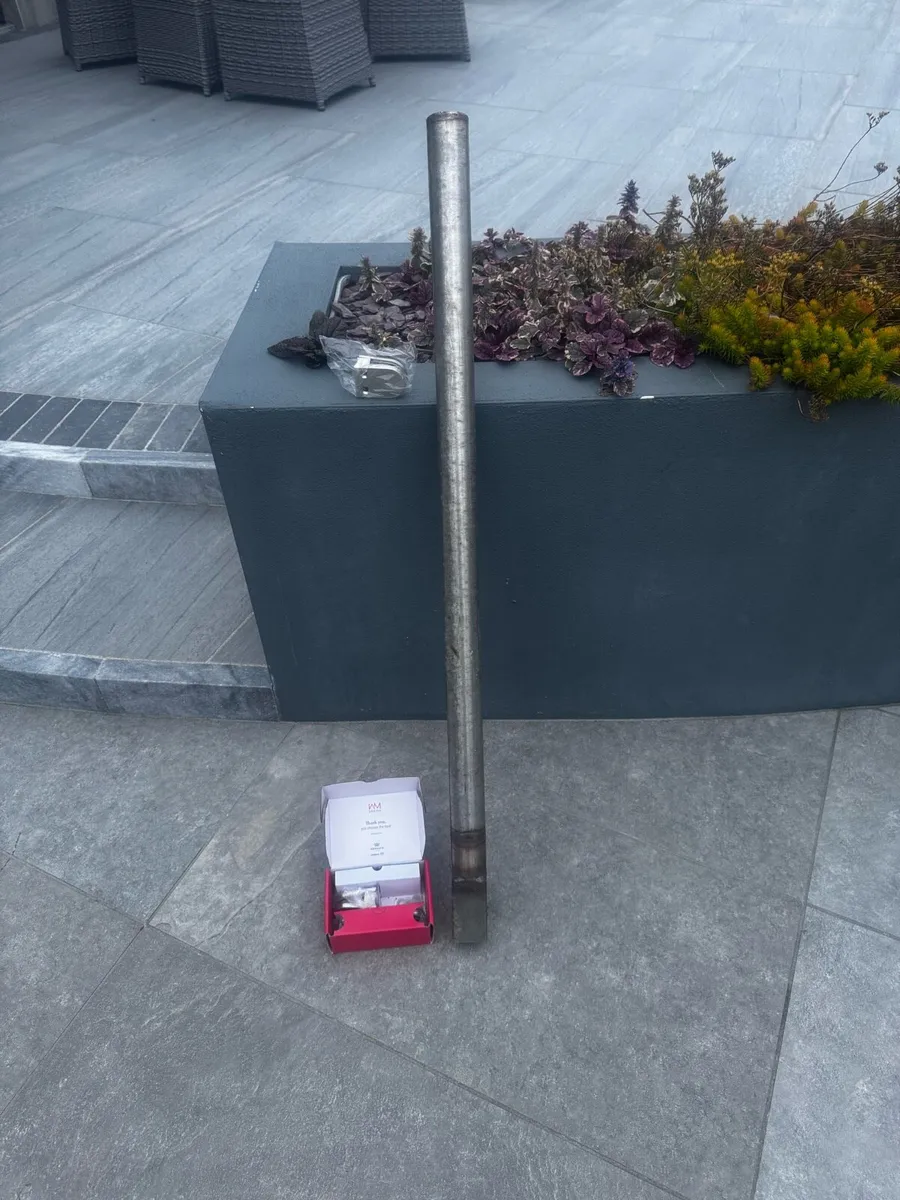 Outdoor glass and bollards - Image 3