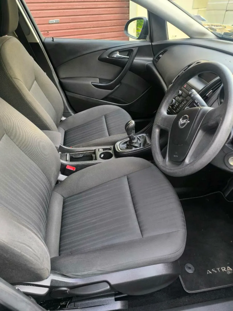 11 Opel Astra 1.4 . Low kilometres - Image 4