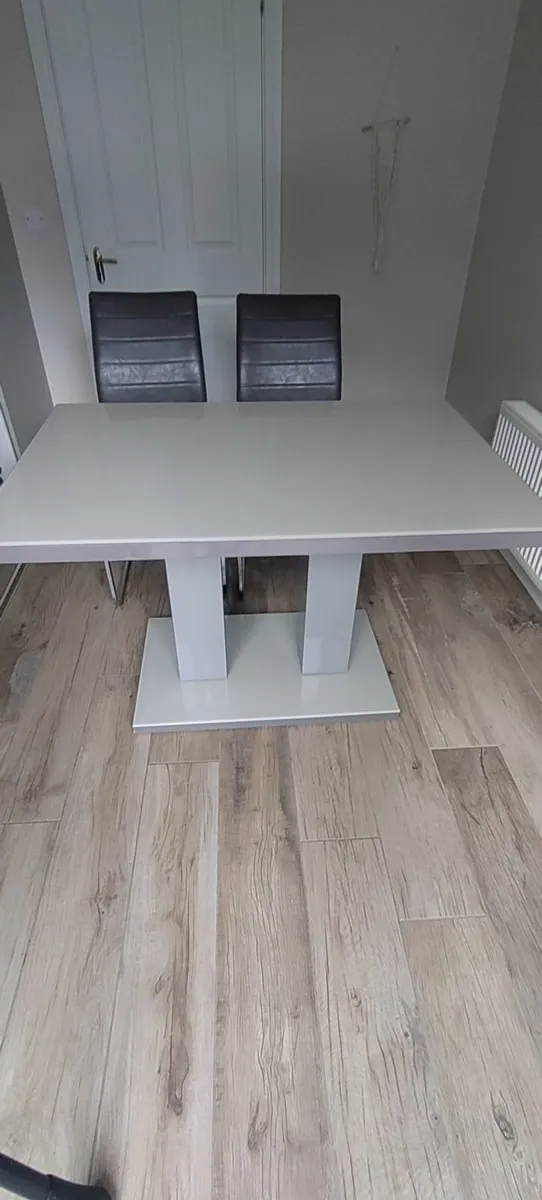Table & chairs - Image 1