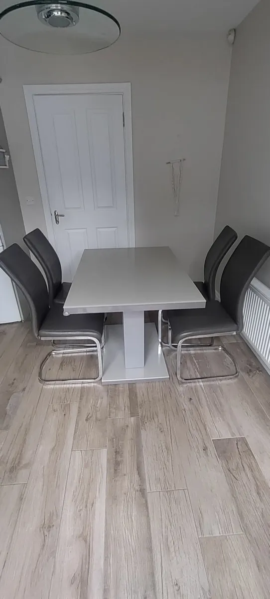 Table & chairs - Image 2