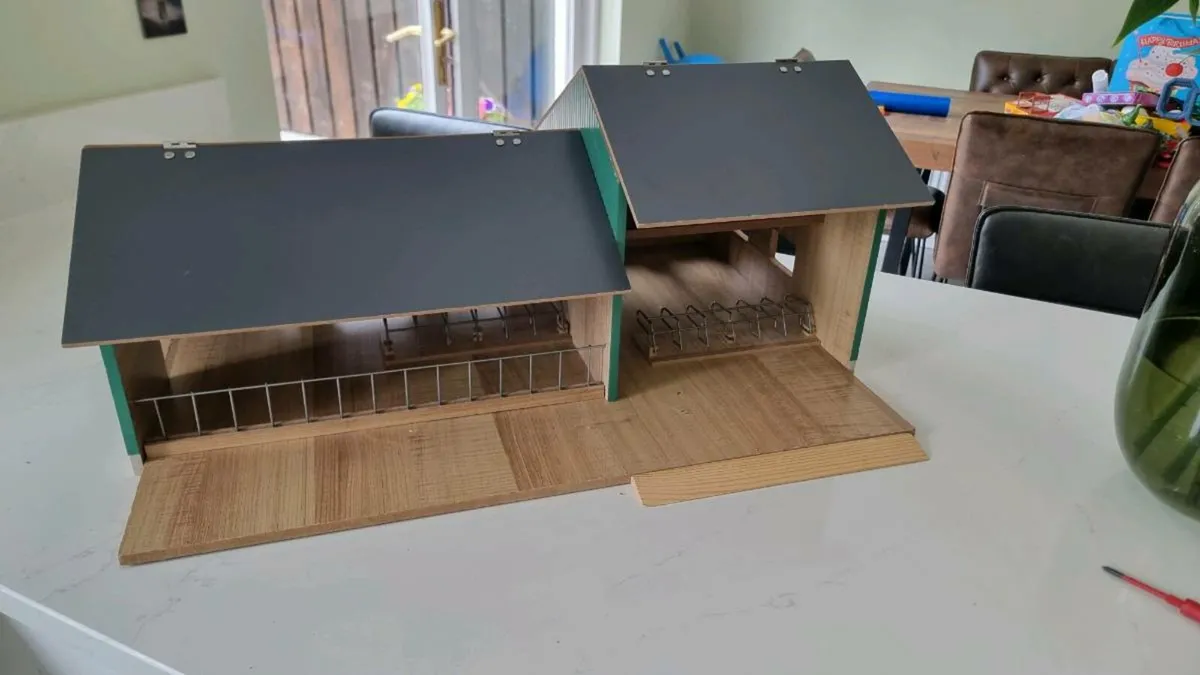 Toy farm shed - Image 1