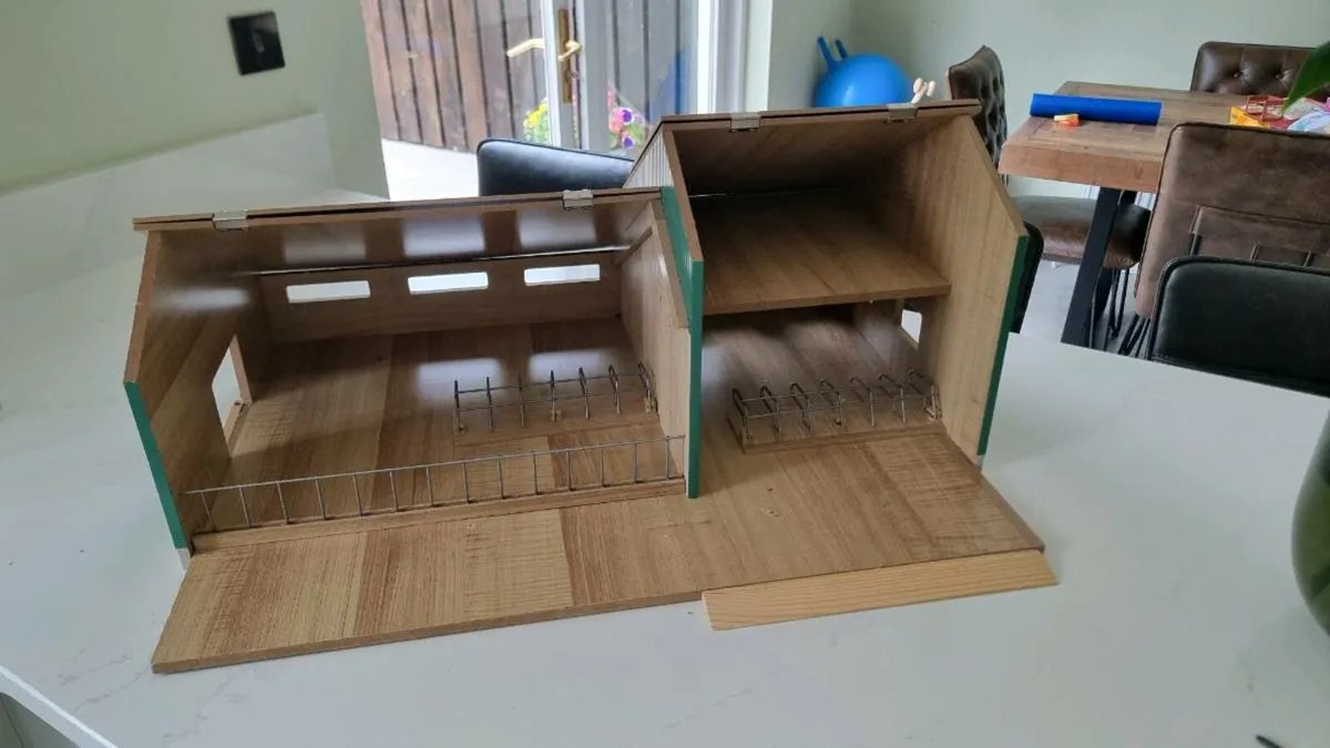 Toy farm shed - Image 3