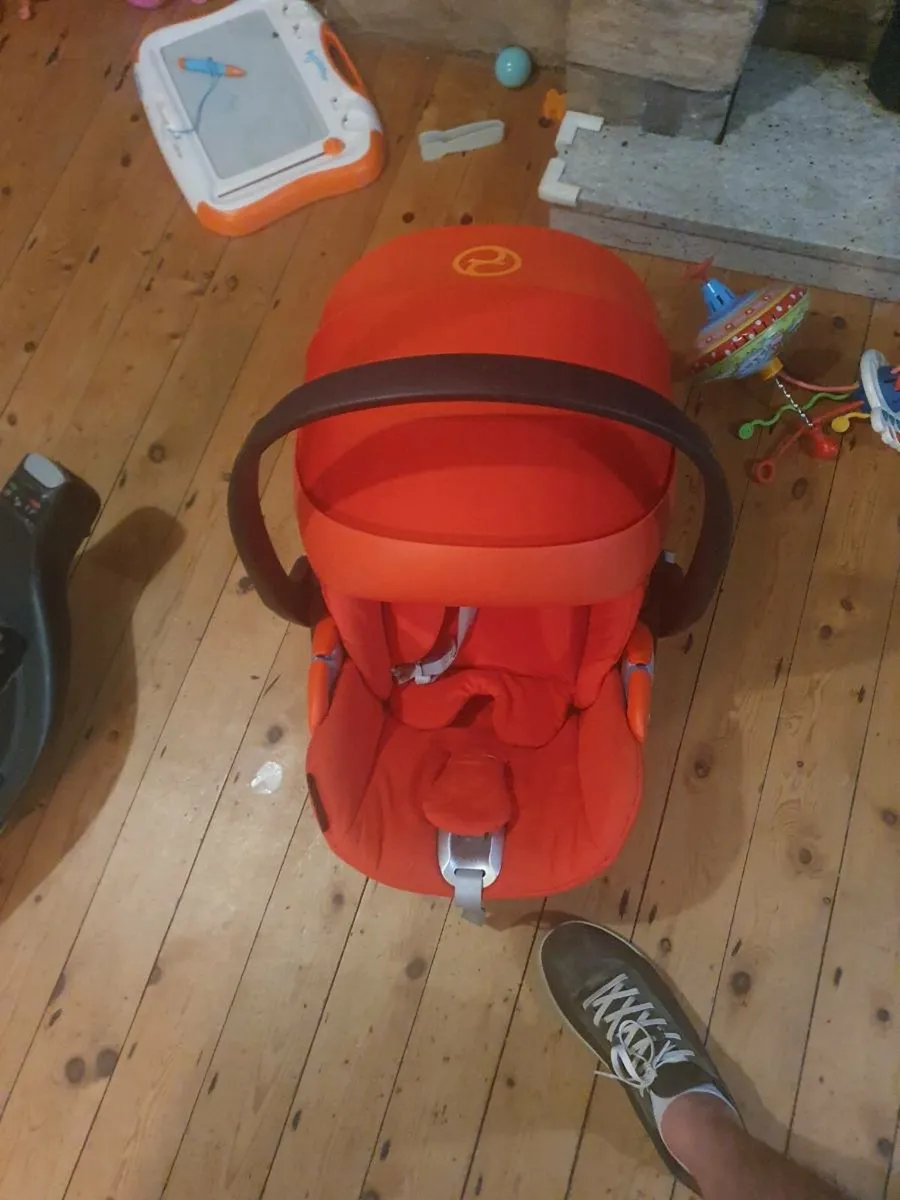 Cybex CloudZ isize with isofix base &infant insert - Image 4