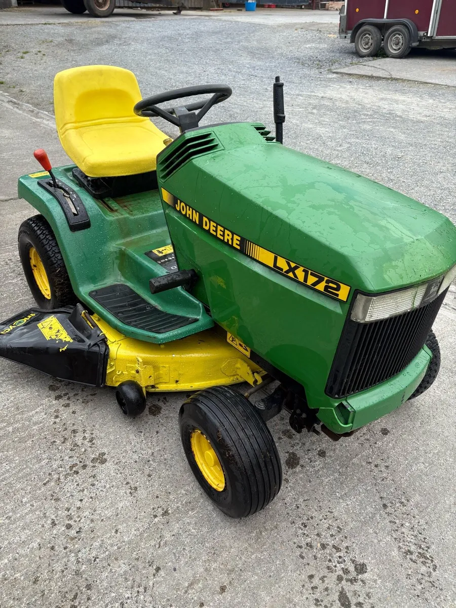 John Deere LX172 ride on lawnmower - Image 2