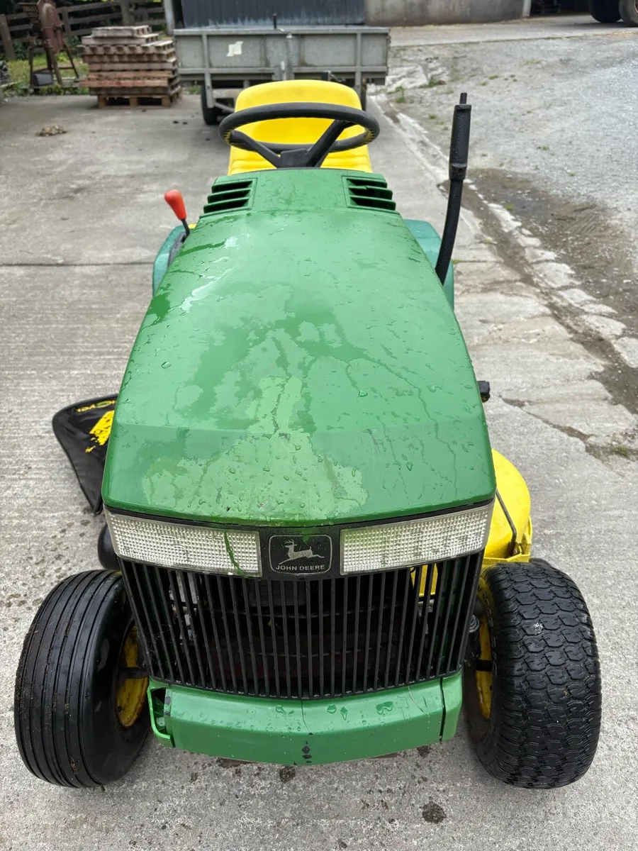 John Deere LX172 ride on lawnmower - Image 3