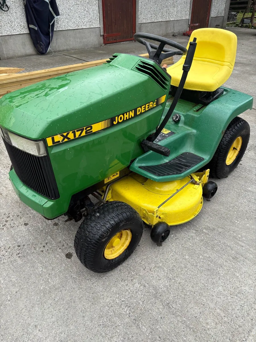 John Deere LX172 ride on lawnmower - Image 4