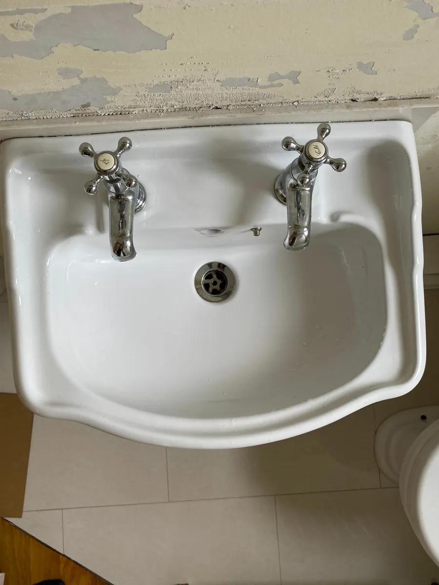 Sink with Pedestal and Taps - Image 4