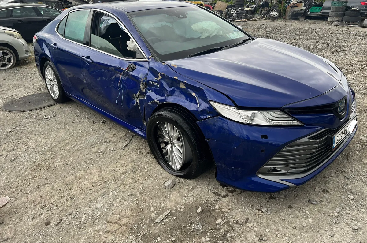 2020 Toyota Camry Platinum 2.5 Hybrid - Image 4