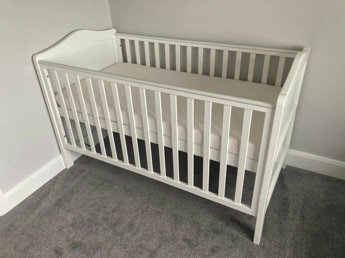 cot/cot bed - adjustable heights - Image 3