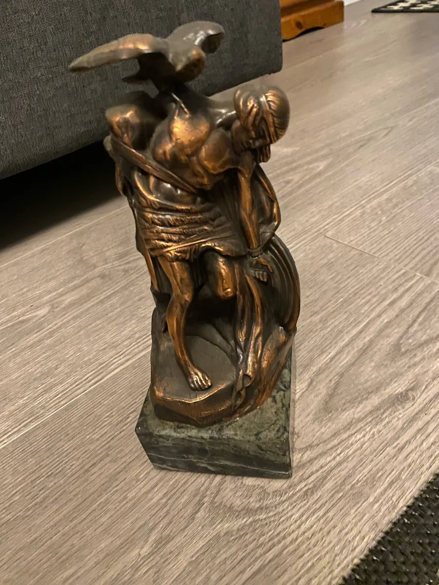 Bronze statue - Image 1