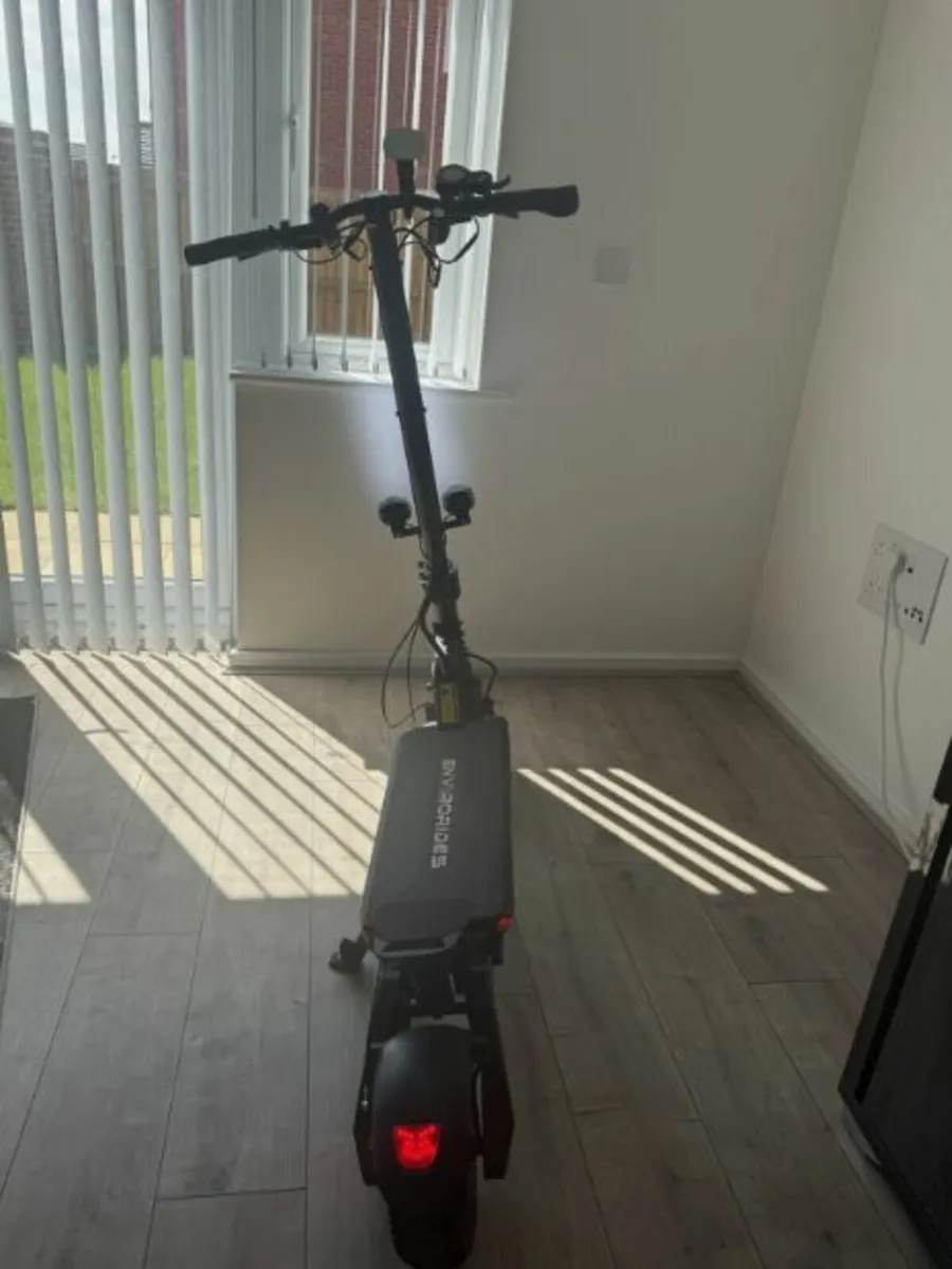 Black Electric Scooter EnviroRides F1+ - Image 3
