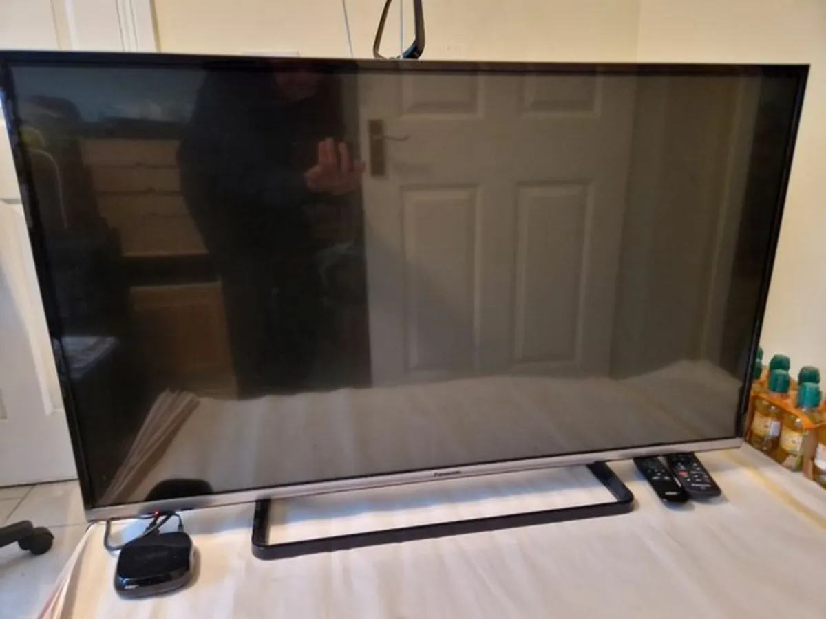 Panasonic 42 inch LED TV, Model TX-42AS520B - Image 2