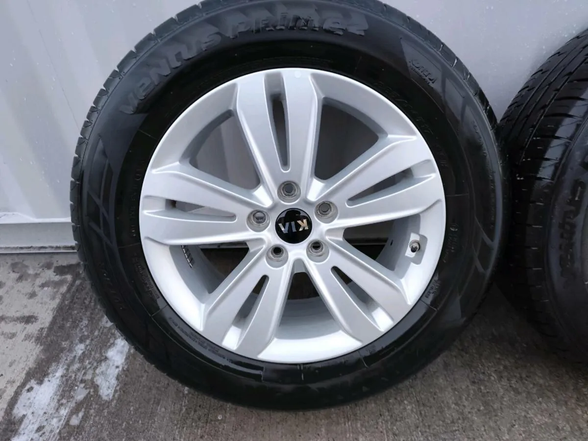 17" Kia alloy wheels. Clean set with sensors. - Image 2