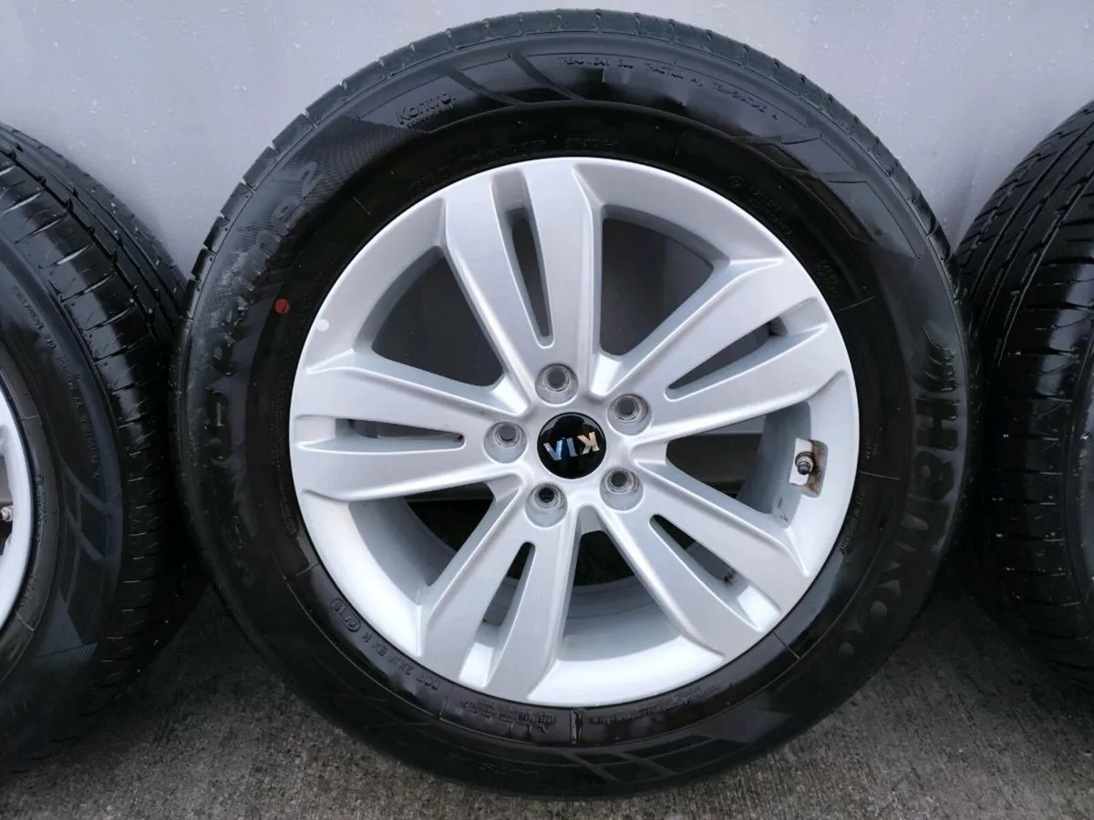 17" Kia alloy wheels. Clean set with sensors. - Image 3