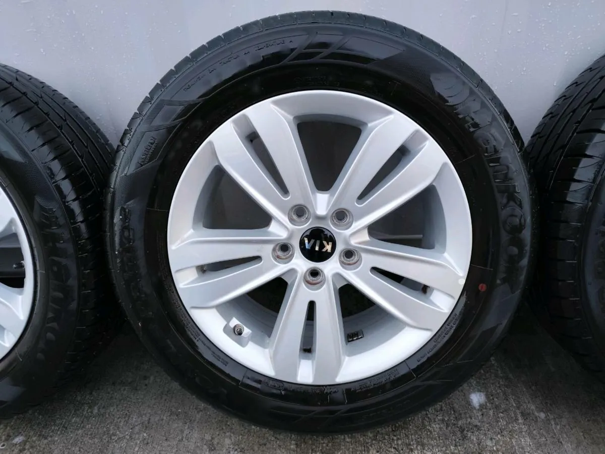 17" Kia alloy wheels. Clean set with sensors. - Image 4