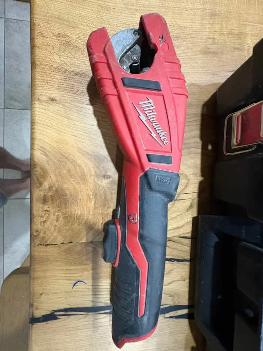 Milwaukee m12 force logic pipe press and jaws - Image 1