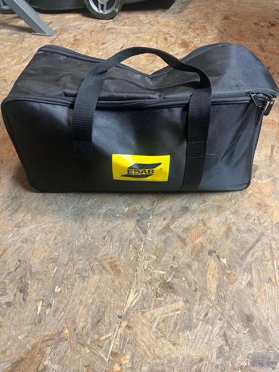 ESAB AIR FED auto welding helmet - Image 2