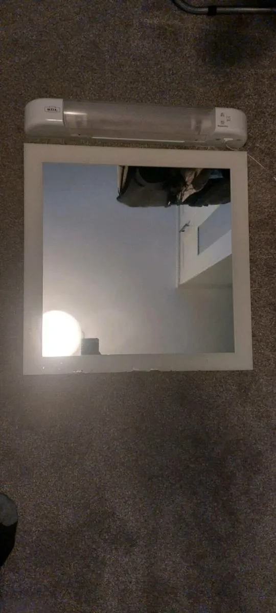 Bathroom light and mirror - Image 1
