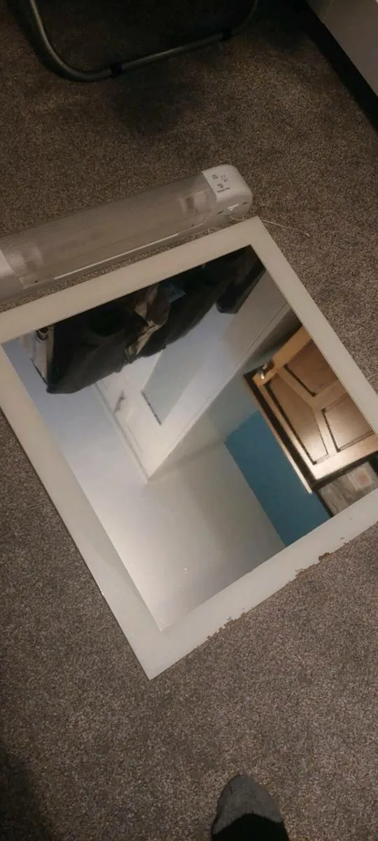 Bathroom light and mirror - Image 2