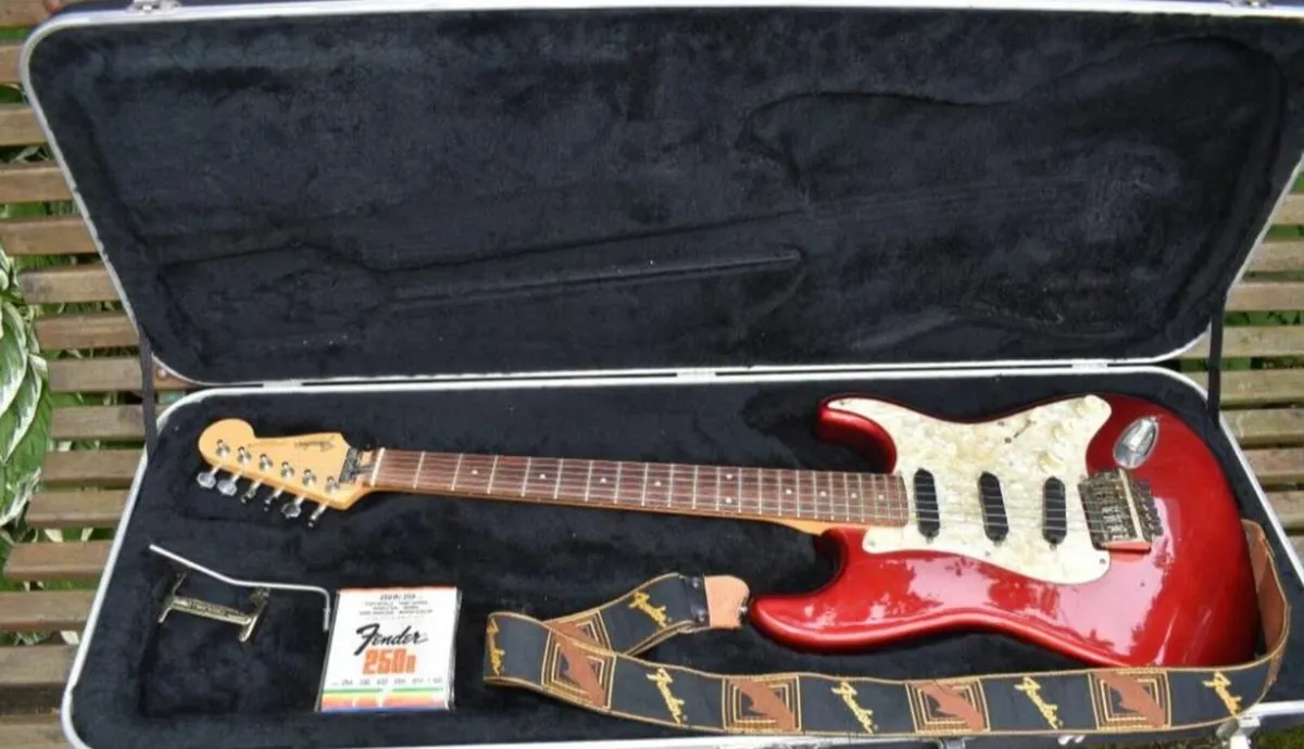Fender 1985 Super Strat Japan with Fender Case - Image 1