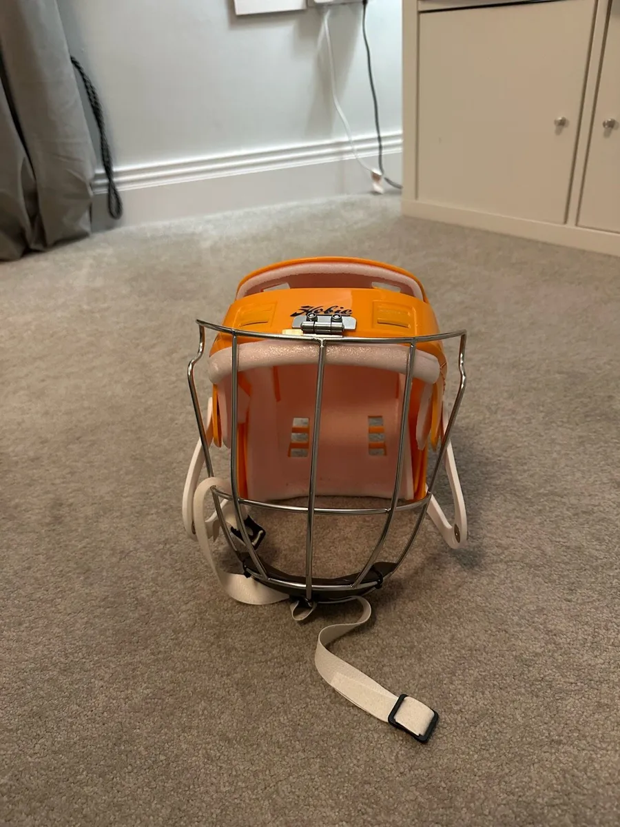 Hurling helmet - Image 1