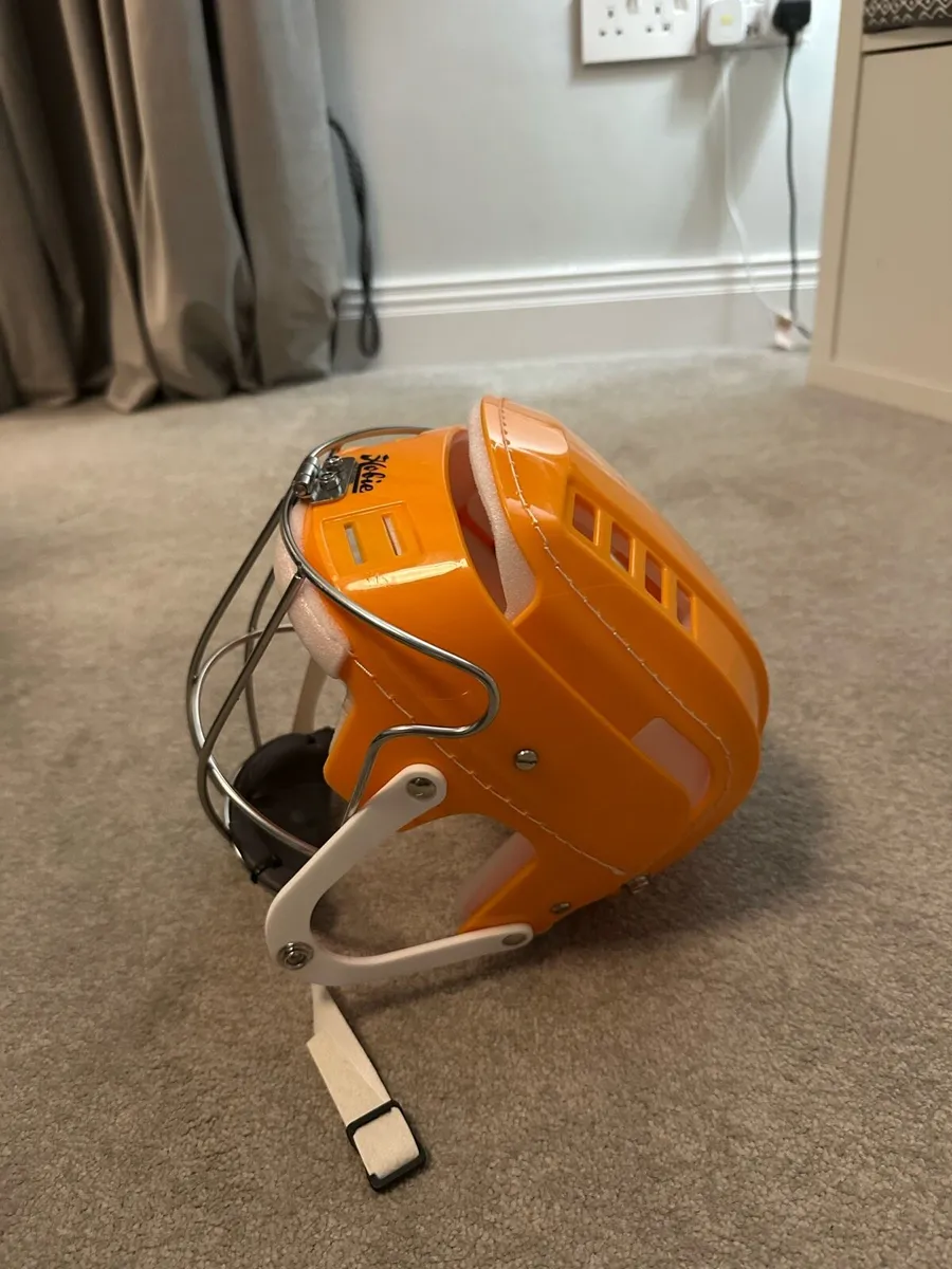 Hurling helmet - Image 2