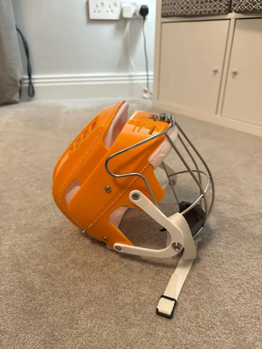 Hurling helmet - Image 4