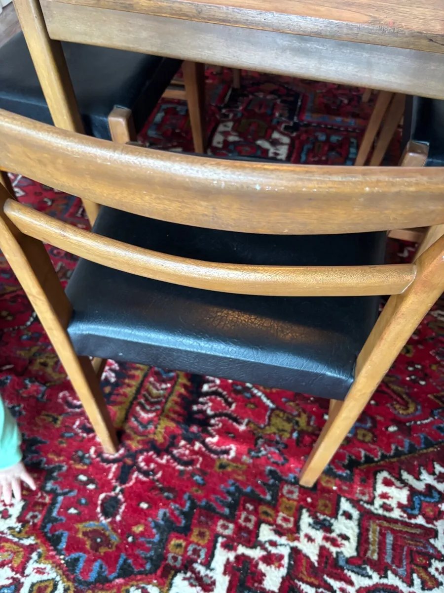 Table and chairs - Image 2