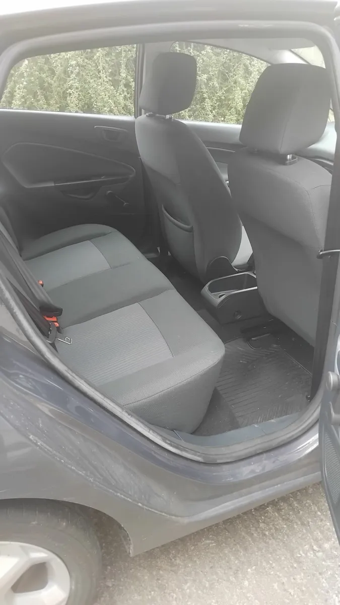 Ford Fiesta 2011 - Image 2