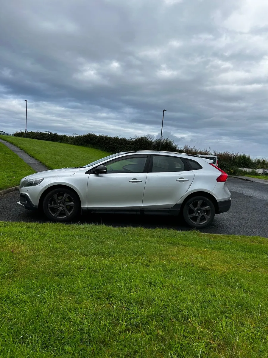 Volvo V40 2016 - Image 1