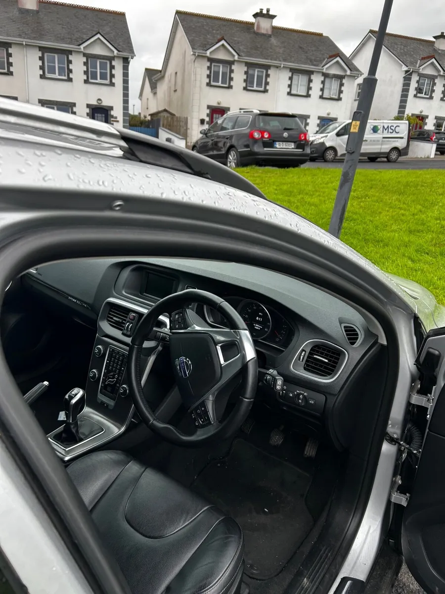 Volvo V40 2016 - Image 2