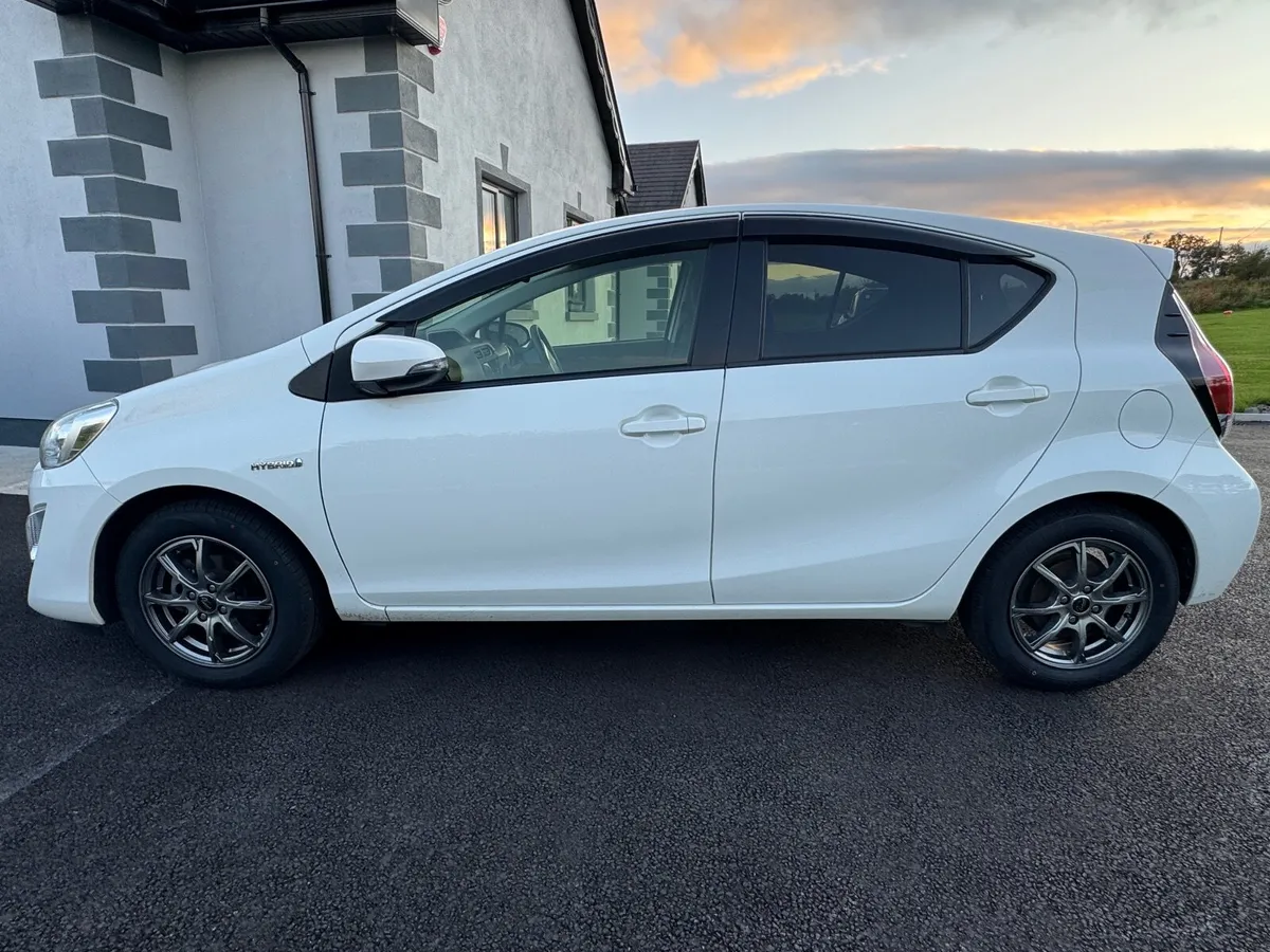 Toyota Aqua 2015 / 152 - Image 2