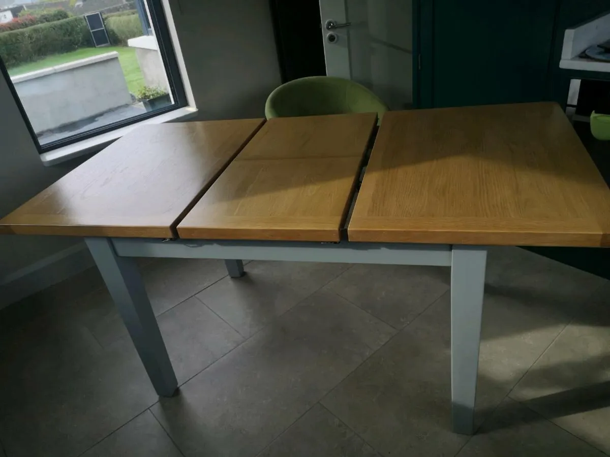 Table and 4 chairs - Image 1