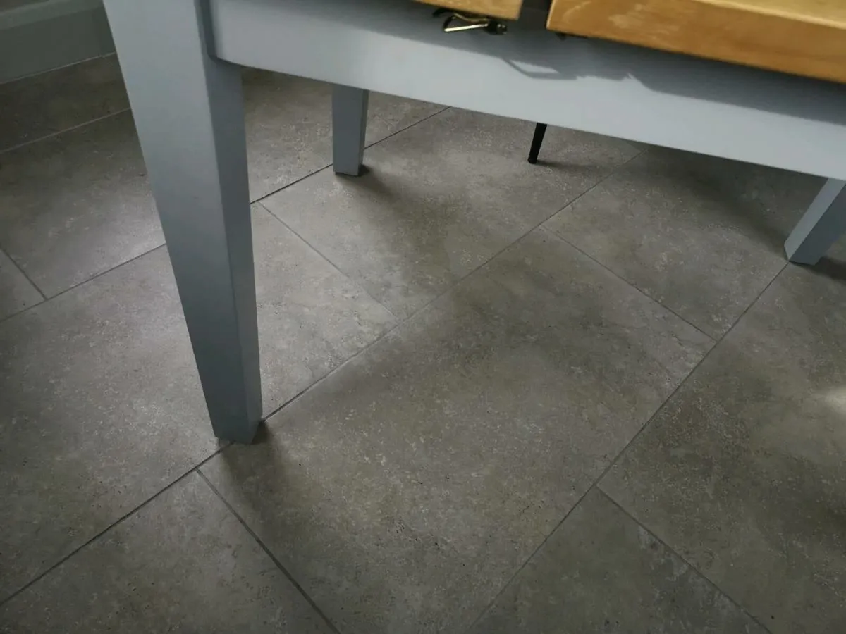 Table and 4 chairs - Image 2