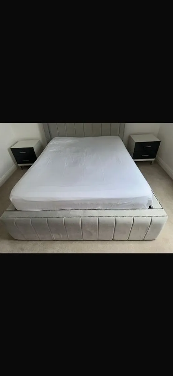 King size bed - Image 4