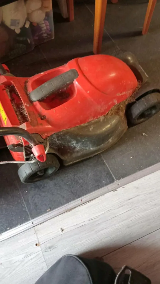 Electric flymo mower - Image 4