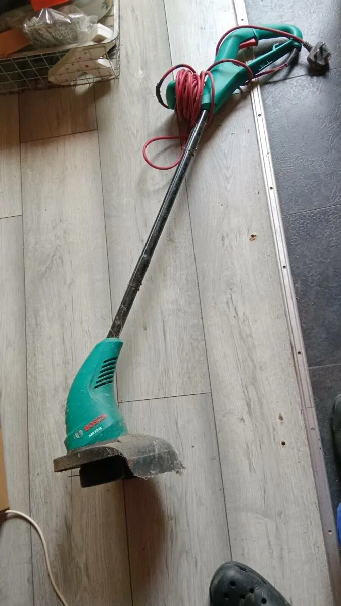 Electric bosch strimmer - Image 1