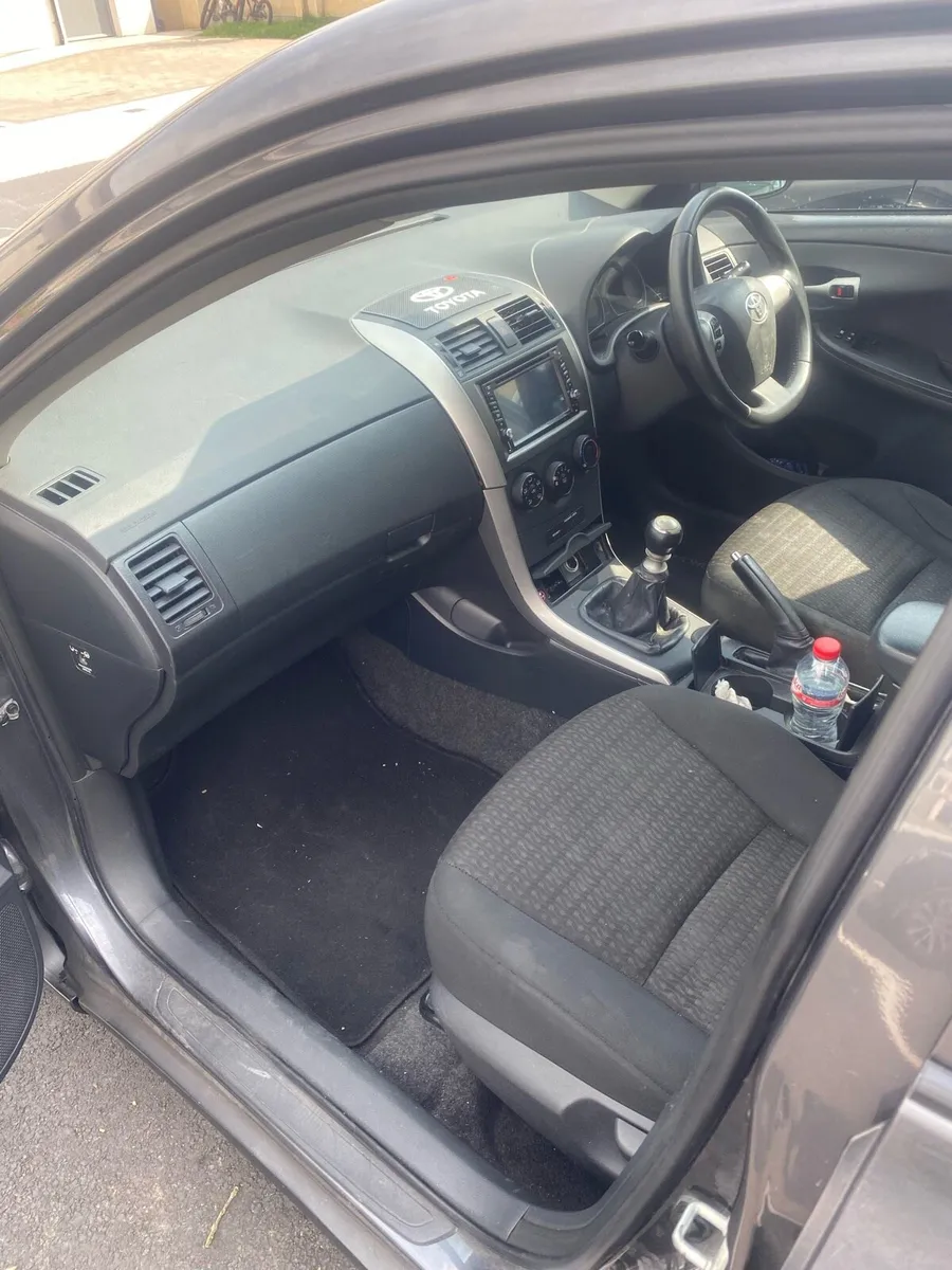 Toyota corolla - Image 3