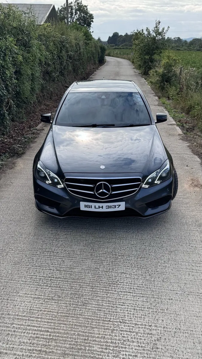 MERCEDES E-CLASS AMG NIGHT EDITION - Image 2