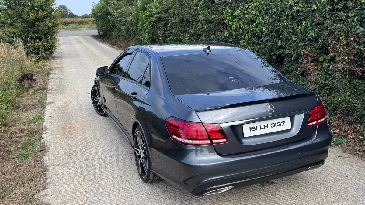 MERCEDES E-CLASS AMG NIGHT EDITION - Image 3